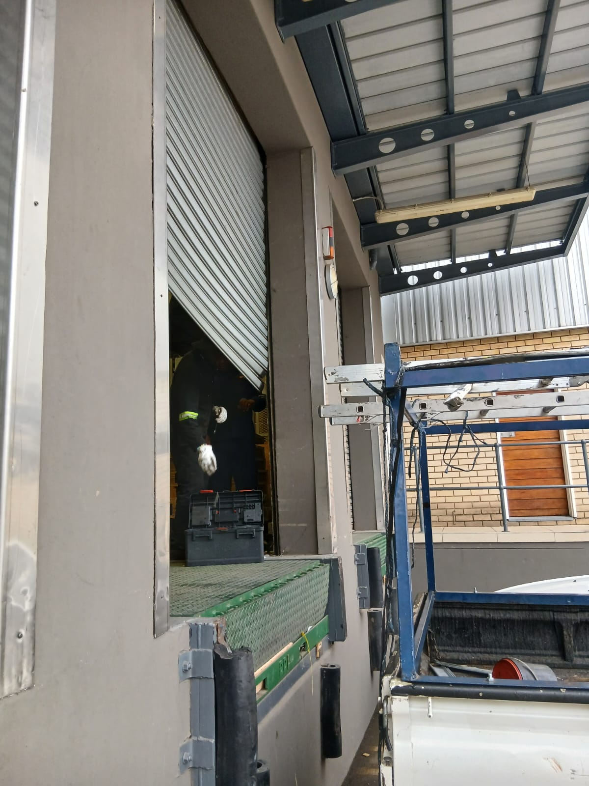 stuck-roller-door-attended-by-century-doors-in-edenvale
